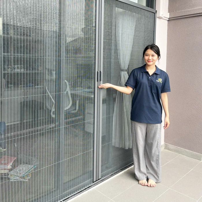 Cửa lưới chống muỗi dạng xếp ở ban công màu xám Xingfa đẹp