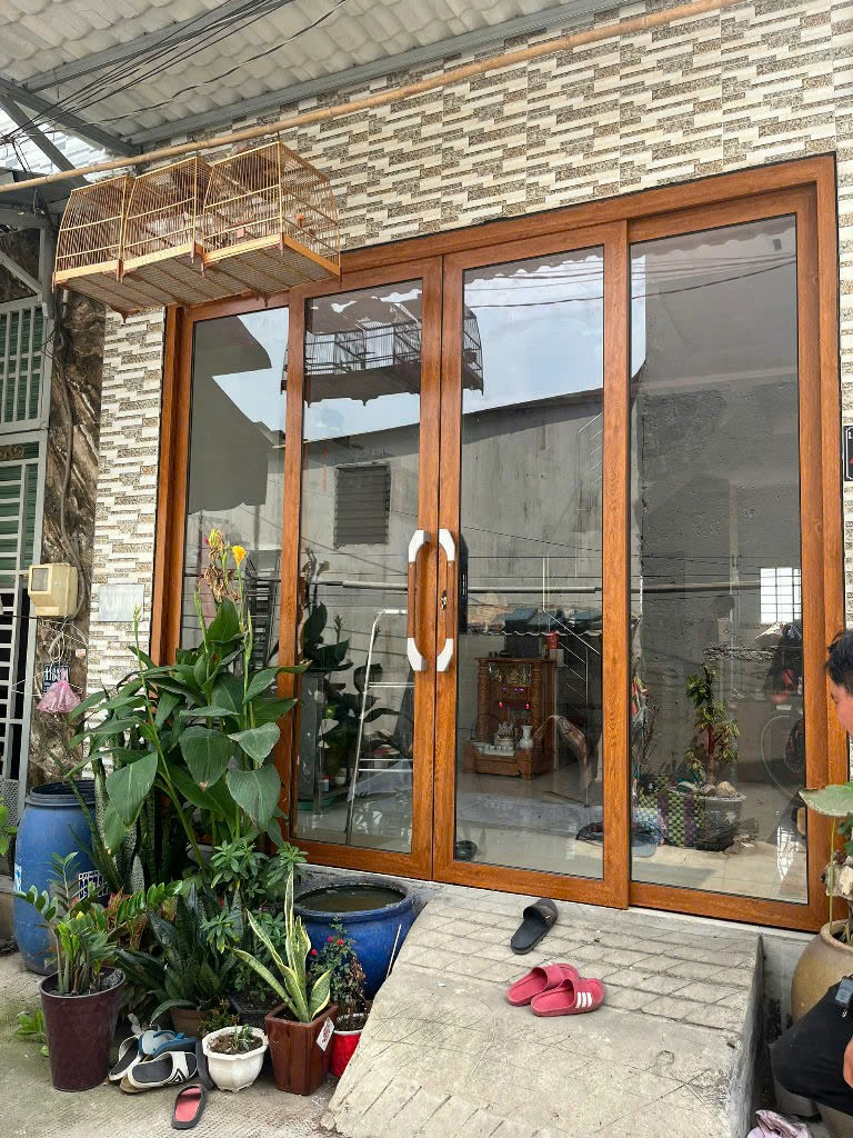 Cửa trượt quay màu vân gỗ